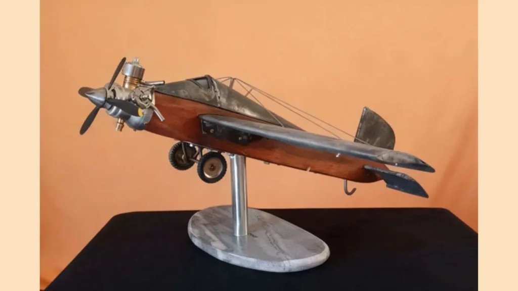 Série de sculptures avions en métal recyclé inspirées de l’histoire textile du Nord