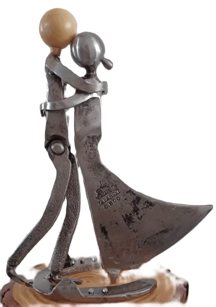 sculpture couple qui s'enlace en métal recyclé, hache et marteau