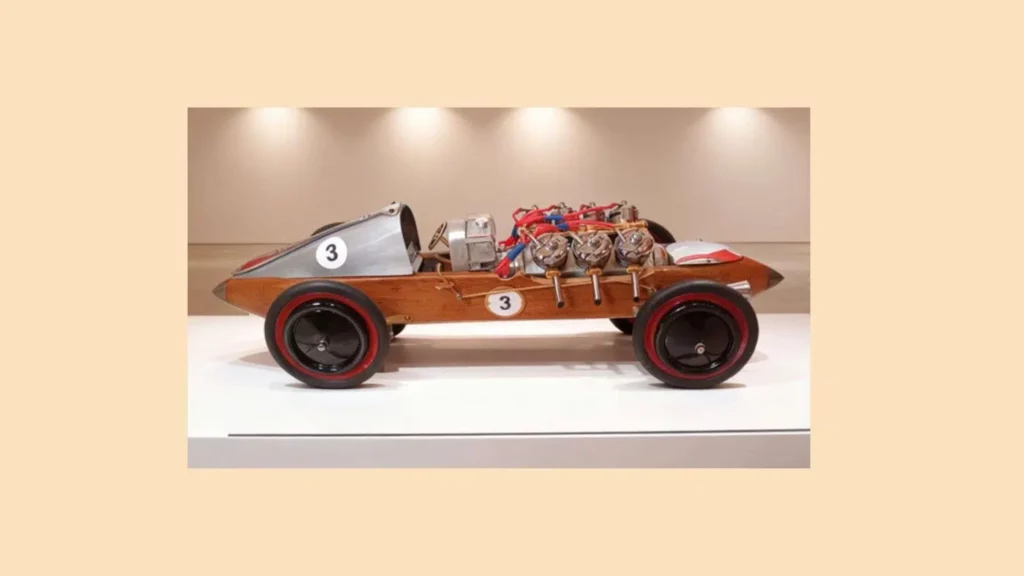 Voiture en métal recyclé avec cannettes de machine à coudre et carrosserie navette