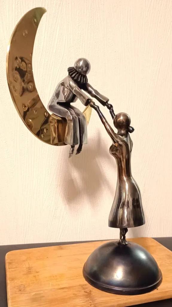 Sculpture Pierrot et Colombine en métal recyclé, scène poétique façonnée à la main