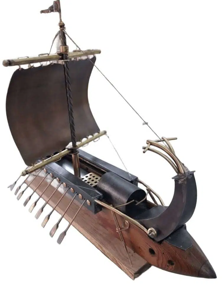Sculpture bateau phénicien en métal recyclé avec proue, poupe et tour de guet