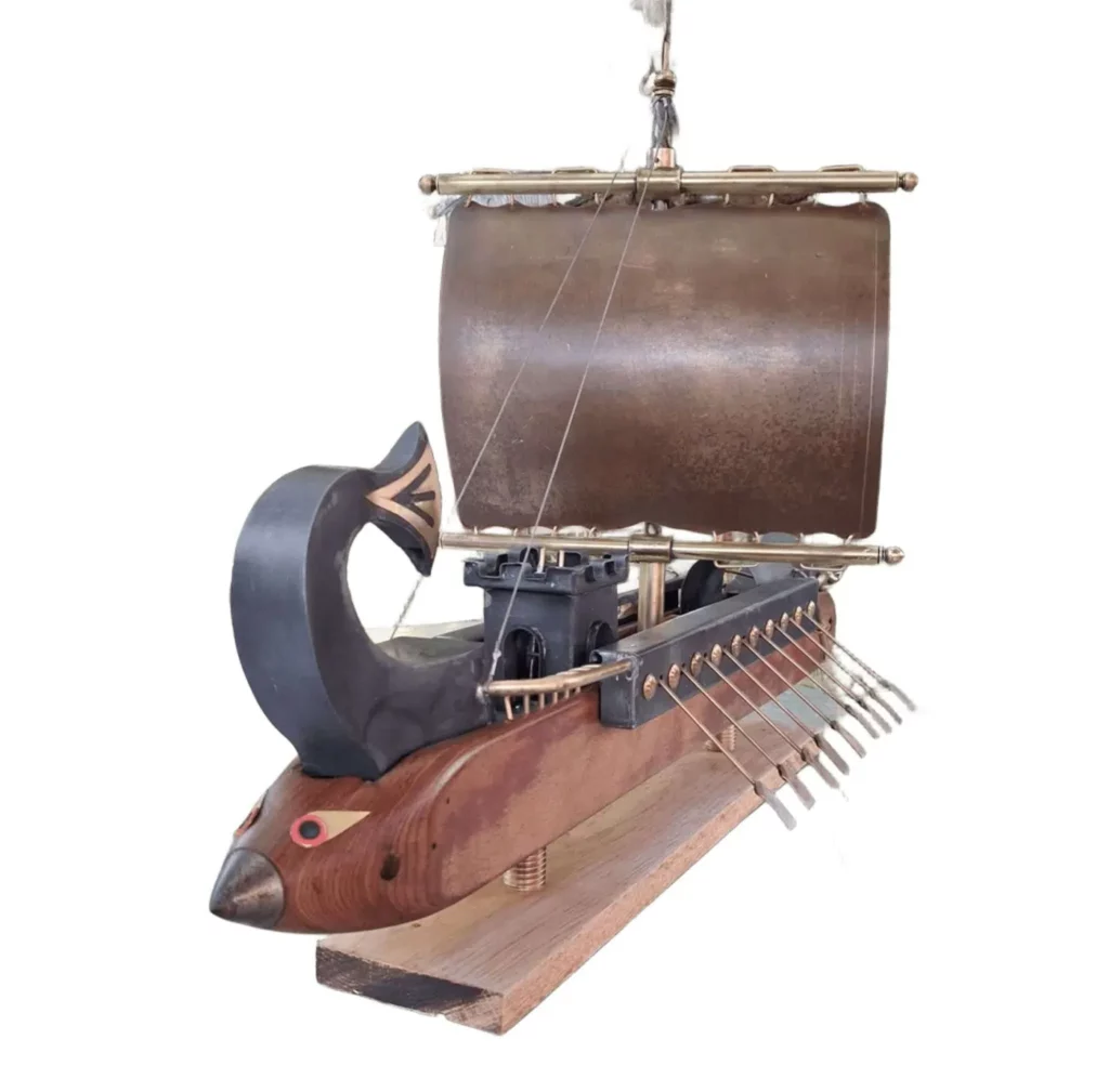 Sculpture bateau phénicien en métal recyclé avec proue, poupe et tour de guet