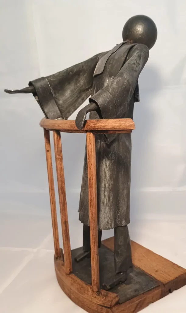 Sculptures de professions en métal recyclé, avocats et médecins façonnés à la main