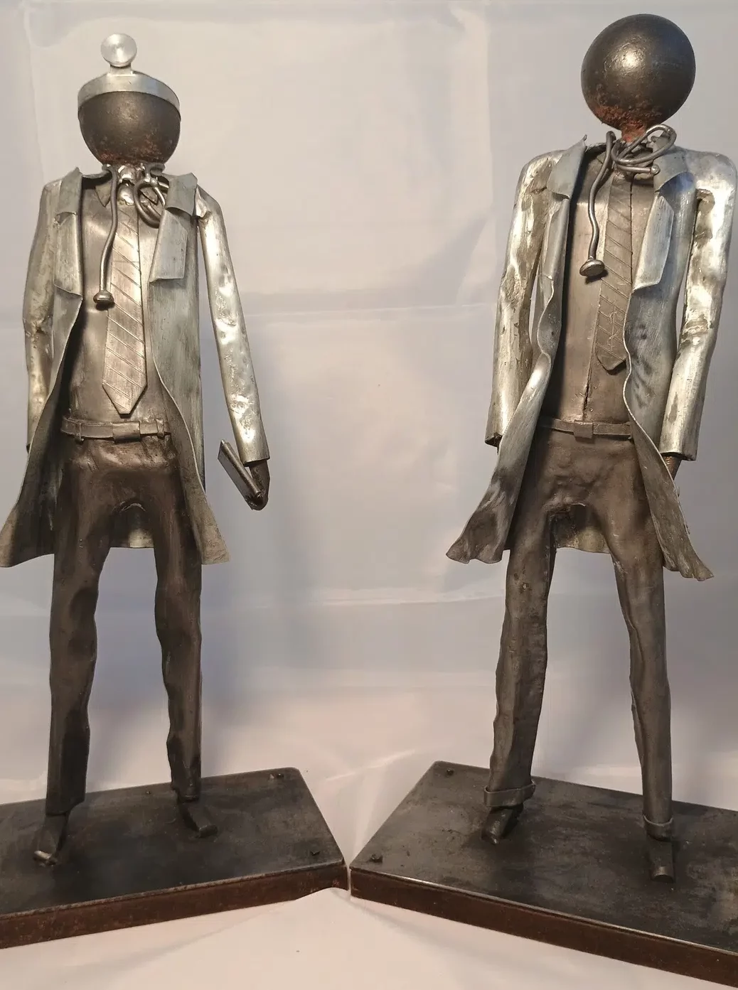 Sculpture médecin en métal recyclé avec blouse stylisée, stéthoscope et détails en cuivre