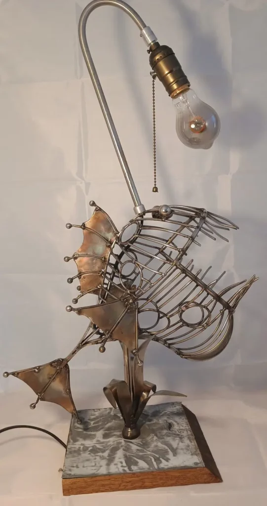 Lampe poisson en métal recyclé avec éclairage intégré et assemblage artisanal