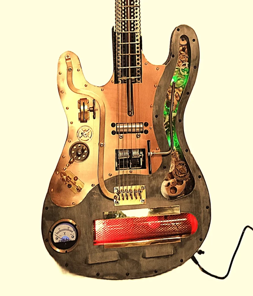 Guitare artistique en métal recyclé avec chaînes, disques et carter industriel