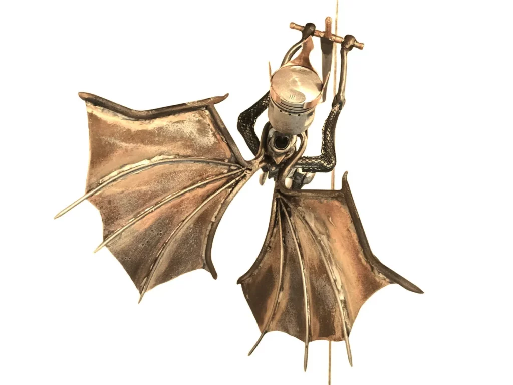 Dragon artistique en métal recyclé avec engrenages, tuyaux et posture dynamique