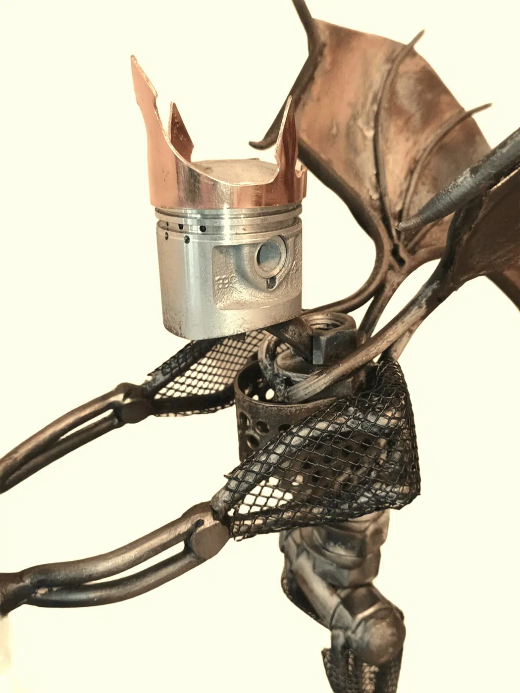 Sculpture dragon en métal recyclé avec ailes déployées et corps articulé