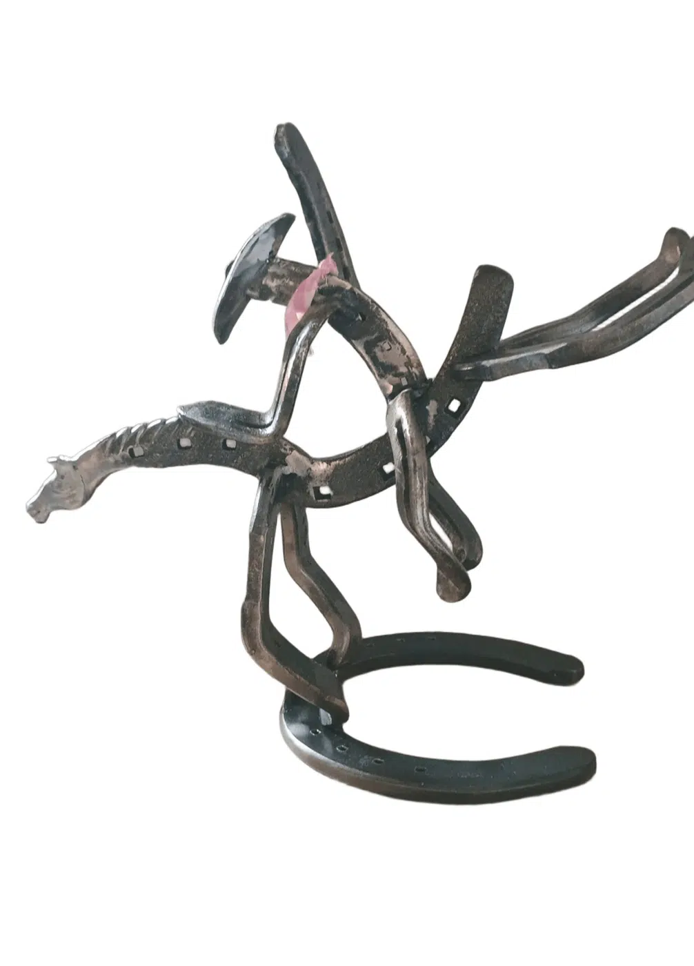 sculpture cow boy en métal recyclé avec fer à cheval