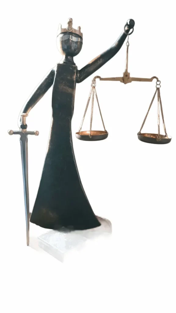 Sculpture de la Justice en métal recyclé avec balance forgée et posture solennelle