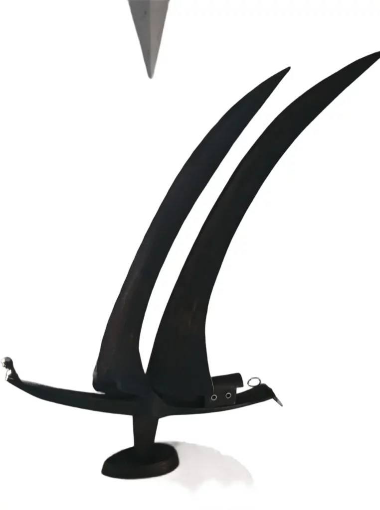 Sculpture bateau en métal recyclé avec voile forgée à partir d’une lame de faux