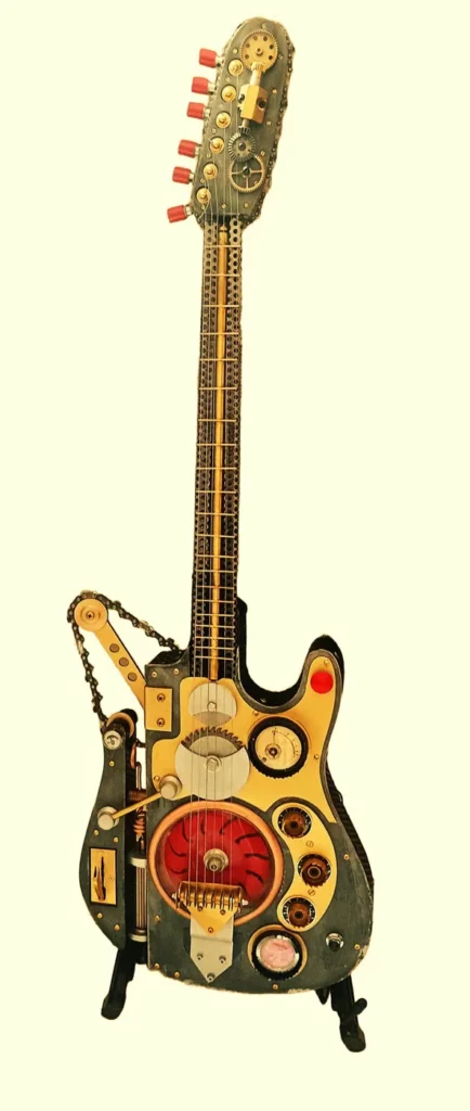Guitare artistique en métal recyclé avec chaînes, disques et carter industriel