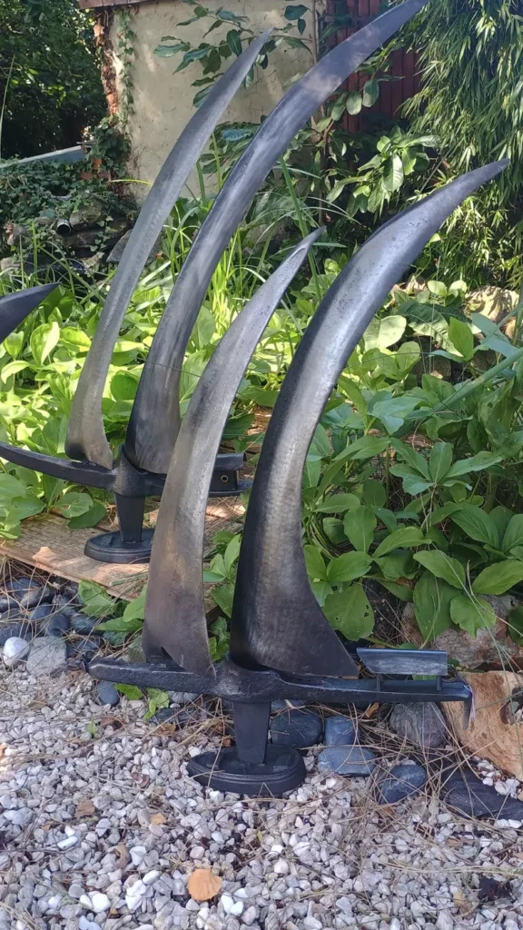 Sculpture bateau en métal recyclé avec voile forgée à partir d’une lame de faux
