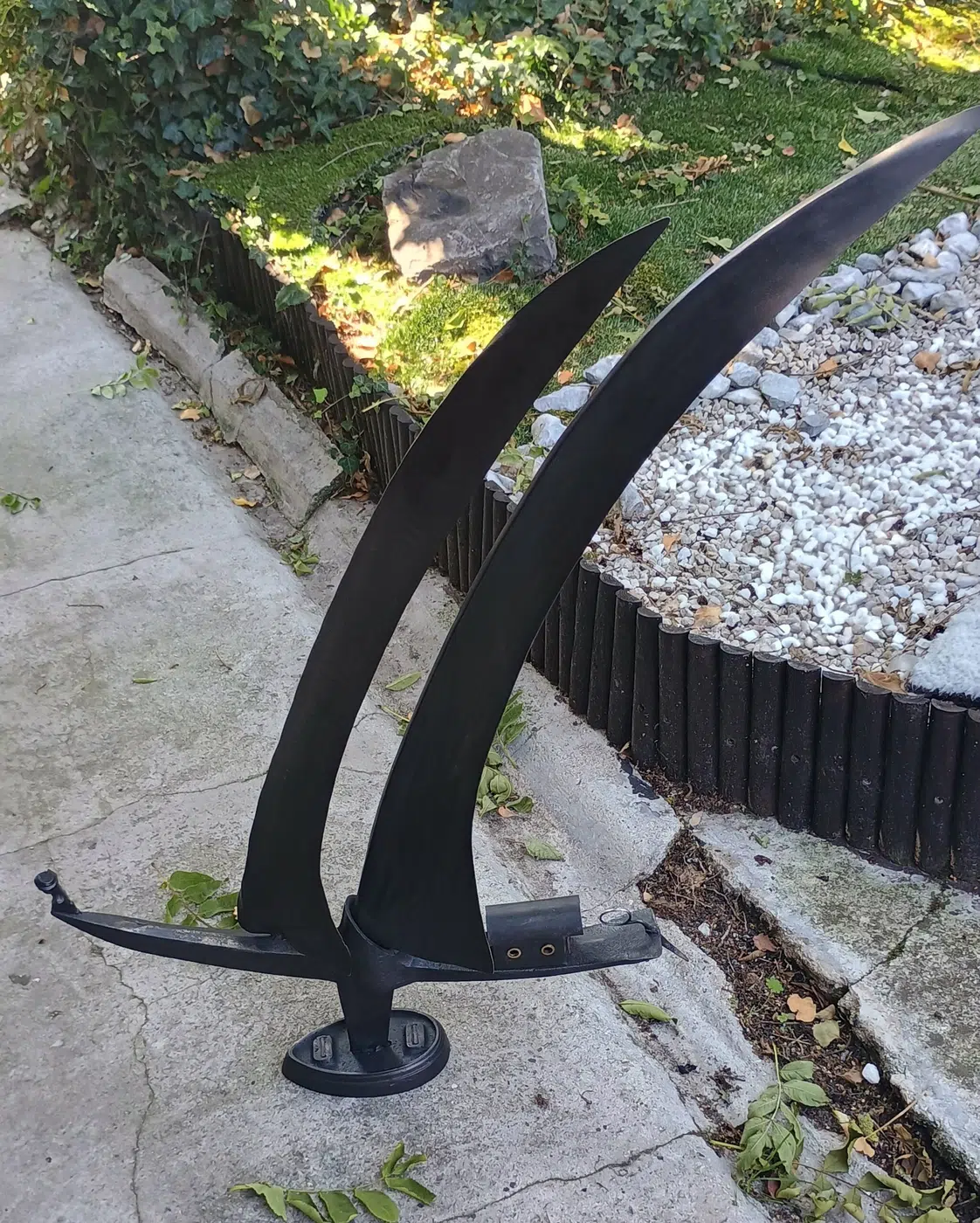 Sculpture bateau en métal recyclé avec voile forgée à partir d’une lame de faux