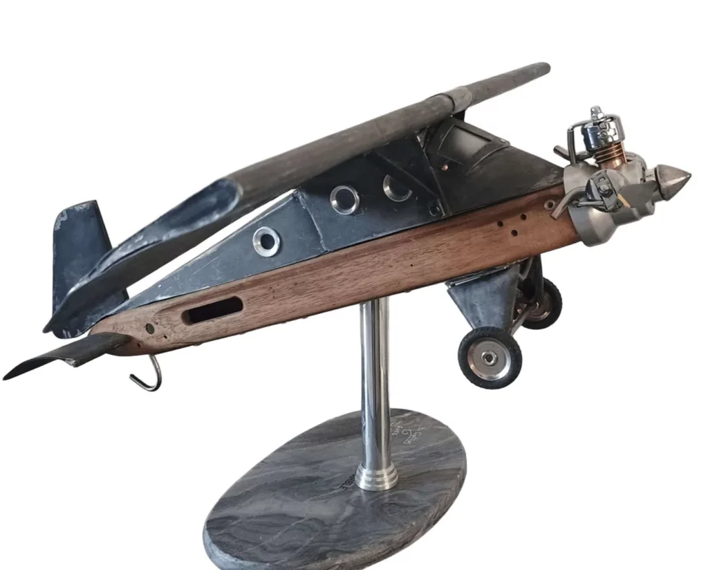 Série de sculptures avions en métal recyclé inspirées de l’histoire textile du Nord