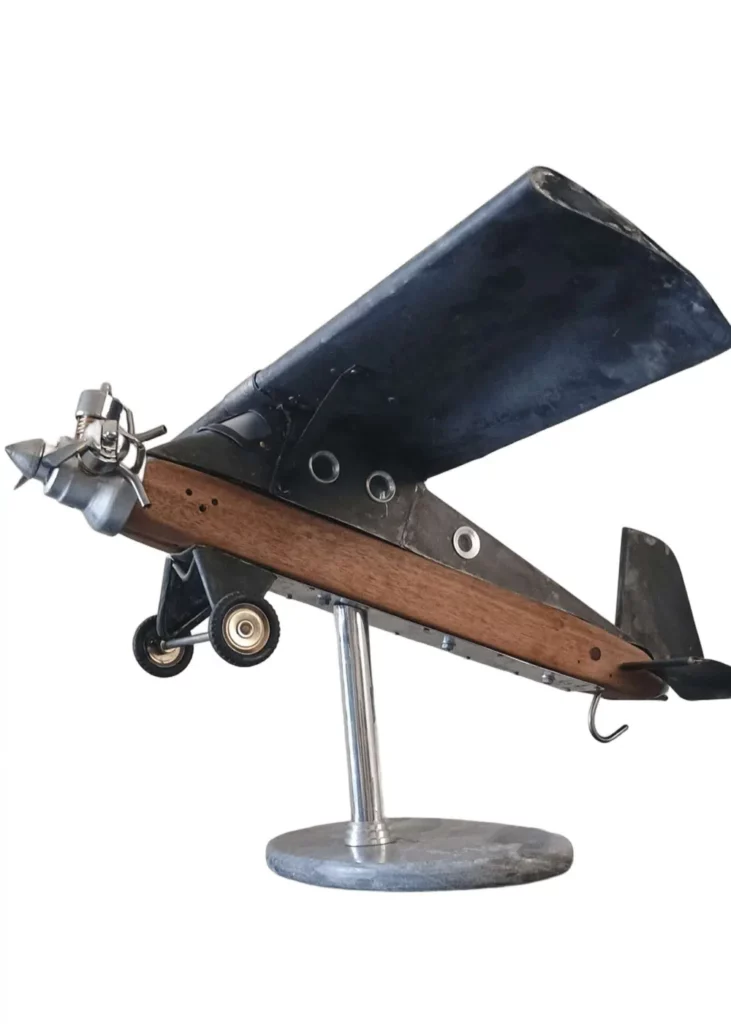Série de sculptures avions en métal recyclé inspirées de l’histoire textile du Nord