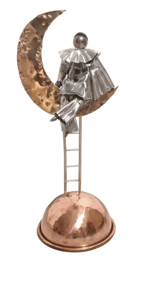 sculpture Pierrot sur la lune en métal recyclé