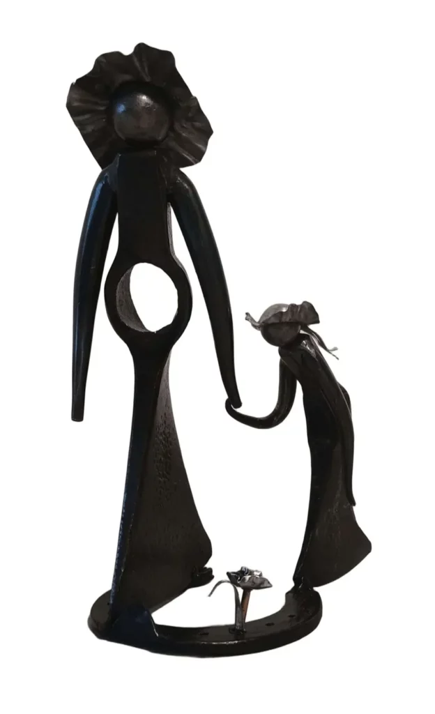 sculpture la petite fille et la fleur sur fer à cheval et haches
