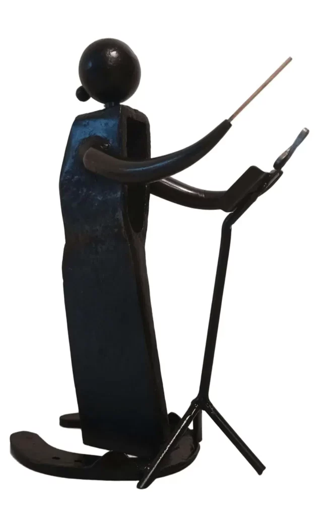 sculpture cheffe d'orchestre en métal recyclé