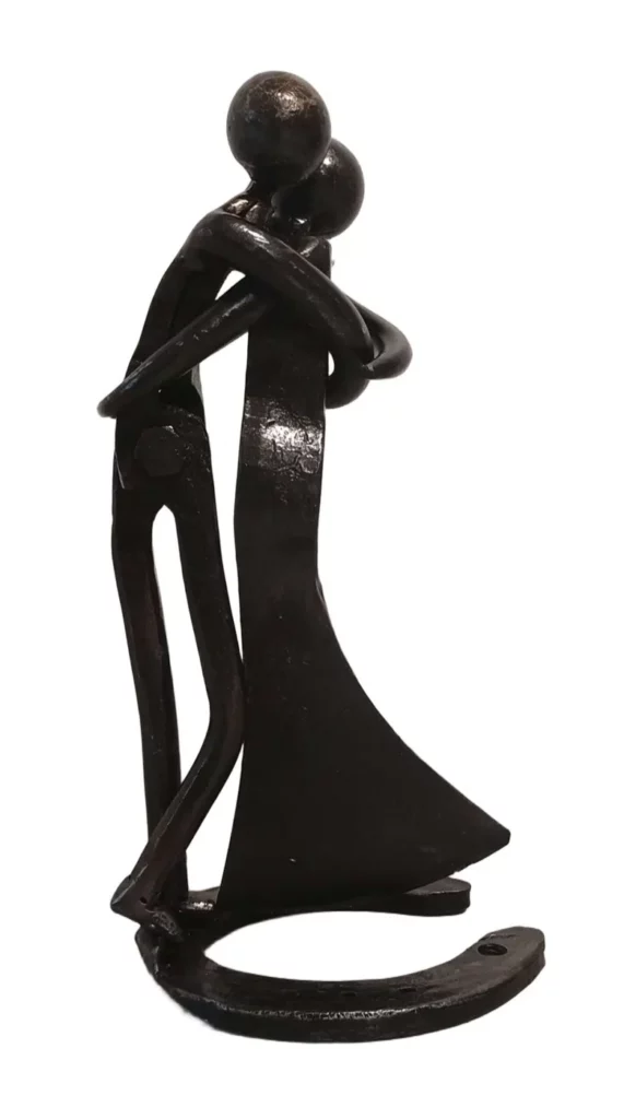 sculpture couple qui s'enlace en métal recyclé