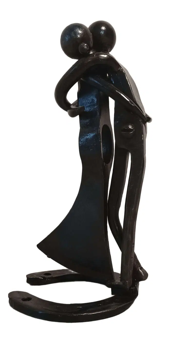 sculpture couple qui s'enlace en métal recyclé