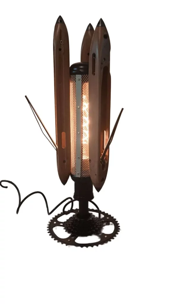 Lampe artistique en métal recyclé avec navette de filage et bras articulé