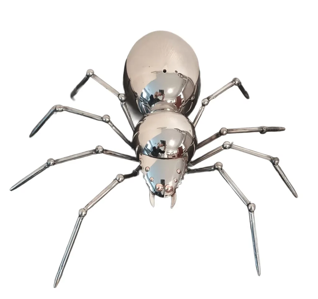 araignée en métal recyclé