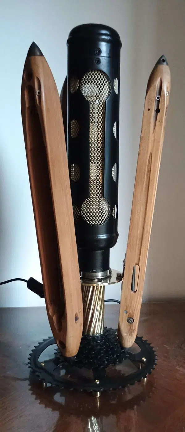 Lampe sculpture industrielle en métal recyclé avec base en pièces mécaniques