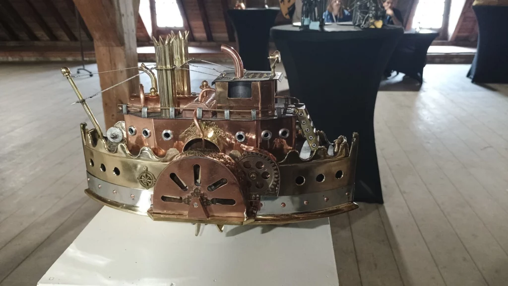 Sculpture de bateau en cuivre et laiton présentée lors d’une exposition de Bruno Cotton.