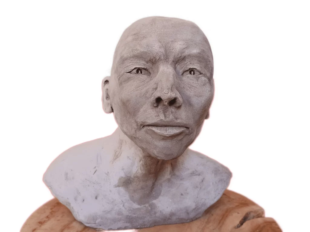 Portrait d’homme en argile photographié de face, sculpture de Bruno Cotton.