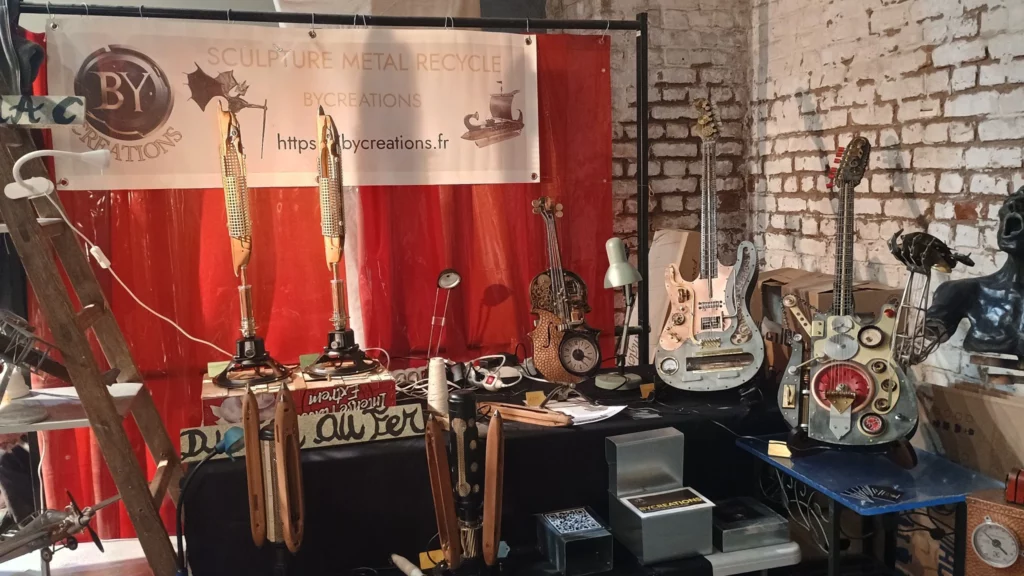 Détail d’un stand d’exposition présentant les sculptures et objets créés par Bruno Cotton.