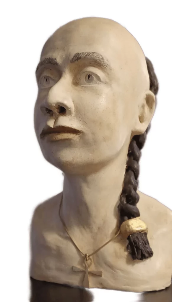 Tête de femme modelée en argile avec deux tresses, sculpture de Bruno Cotton.