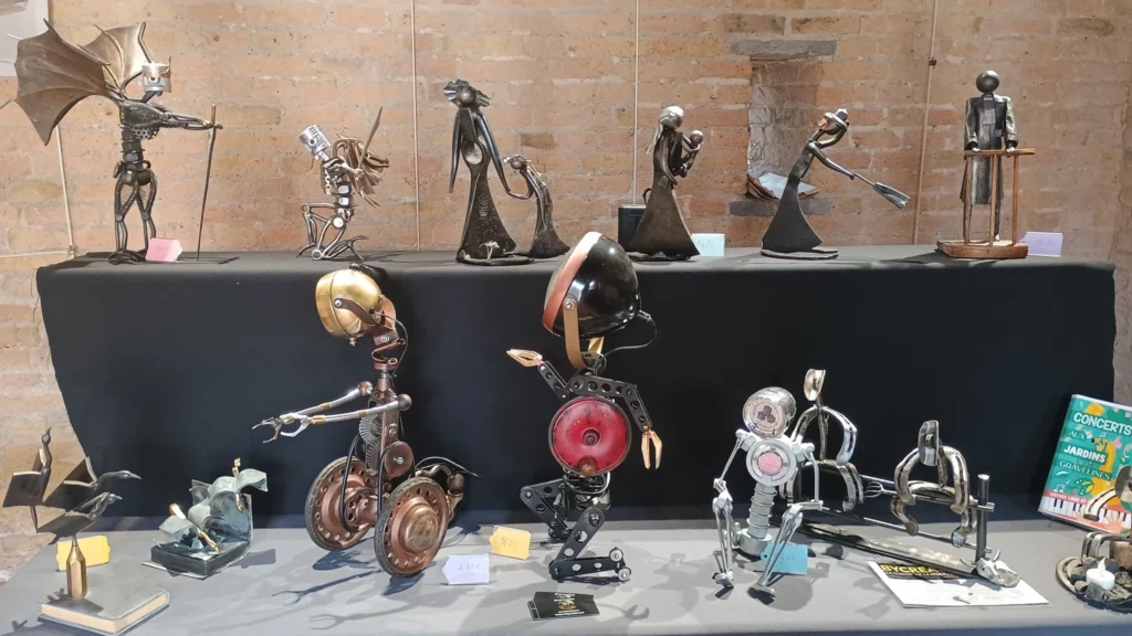 Ensemble de sculptures de Bruno Cotton présentées lors d’une exposition en juillet 2026.