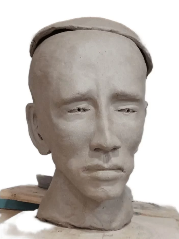 Tête masculine modelée en argile, intitulée Tête surnaturelle.