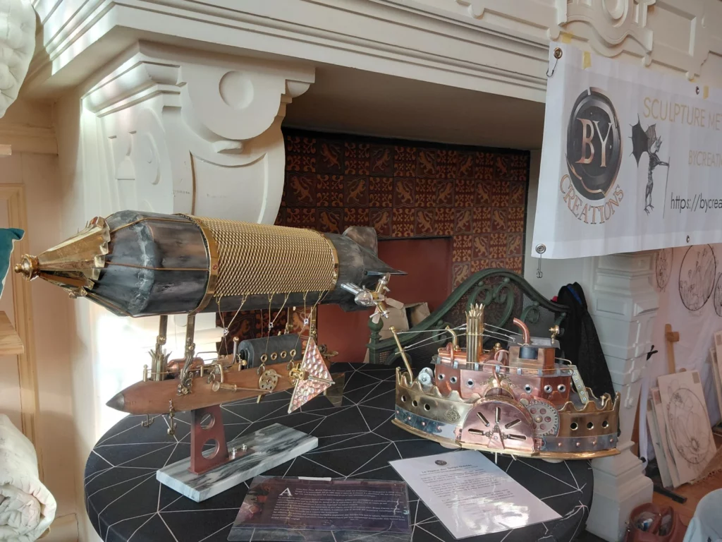 Sculpture de bateau steampunk exposée parmi les créations de Bruno Cotton.