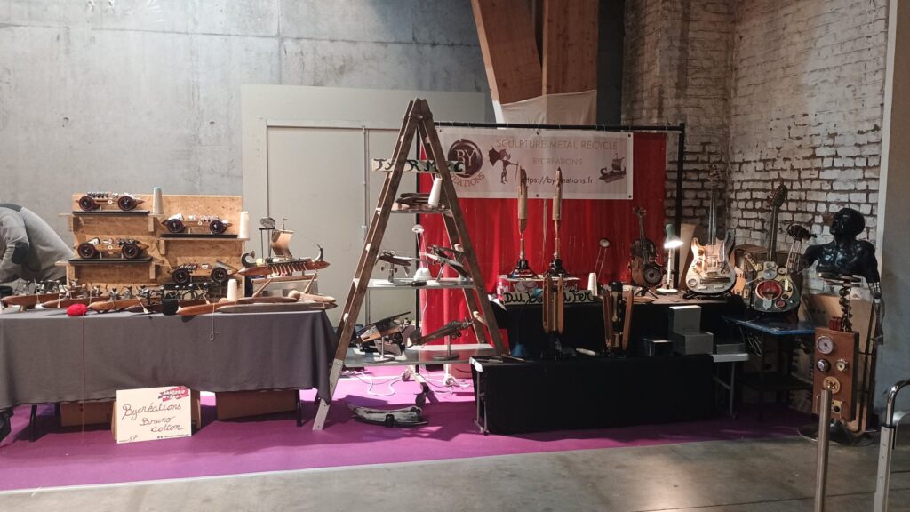 Stand ByCréations à la Braderie de l’Art de Roubaix 2025, avec des sculptures et guitares en métal recyclé.