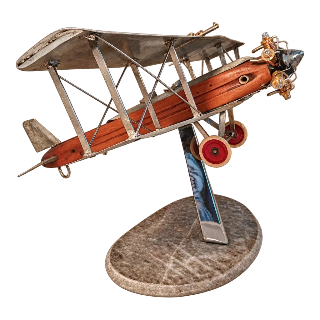 Sculpture d’un avion biplan réalisée par Bruno Cotton.