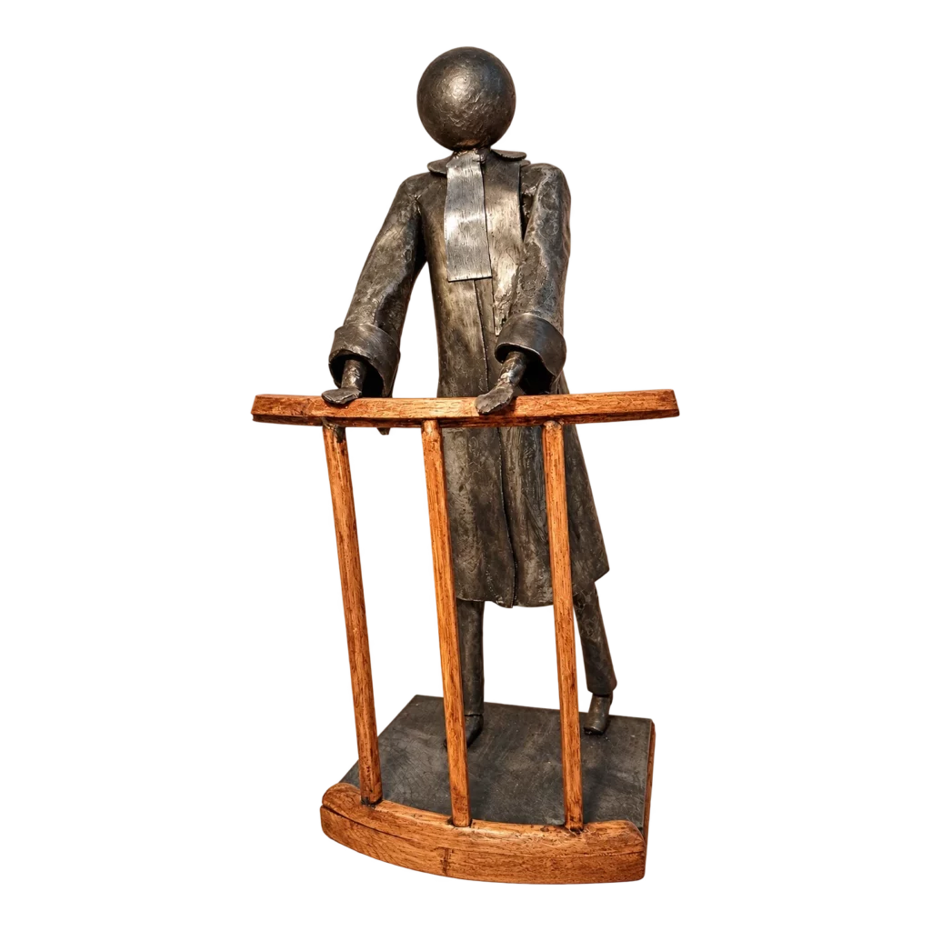 Sculpture représentant un avocat debout, réalisée par Bruno Cotton.