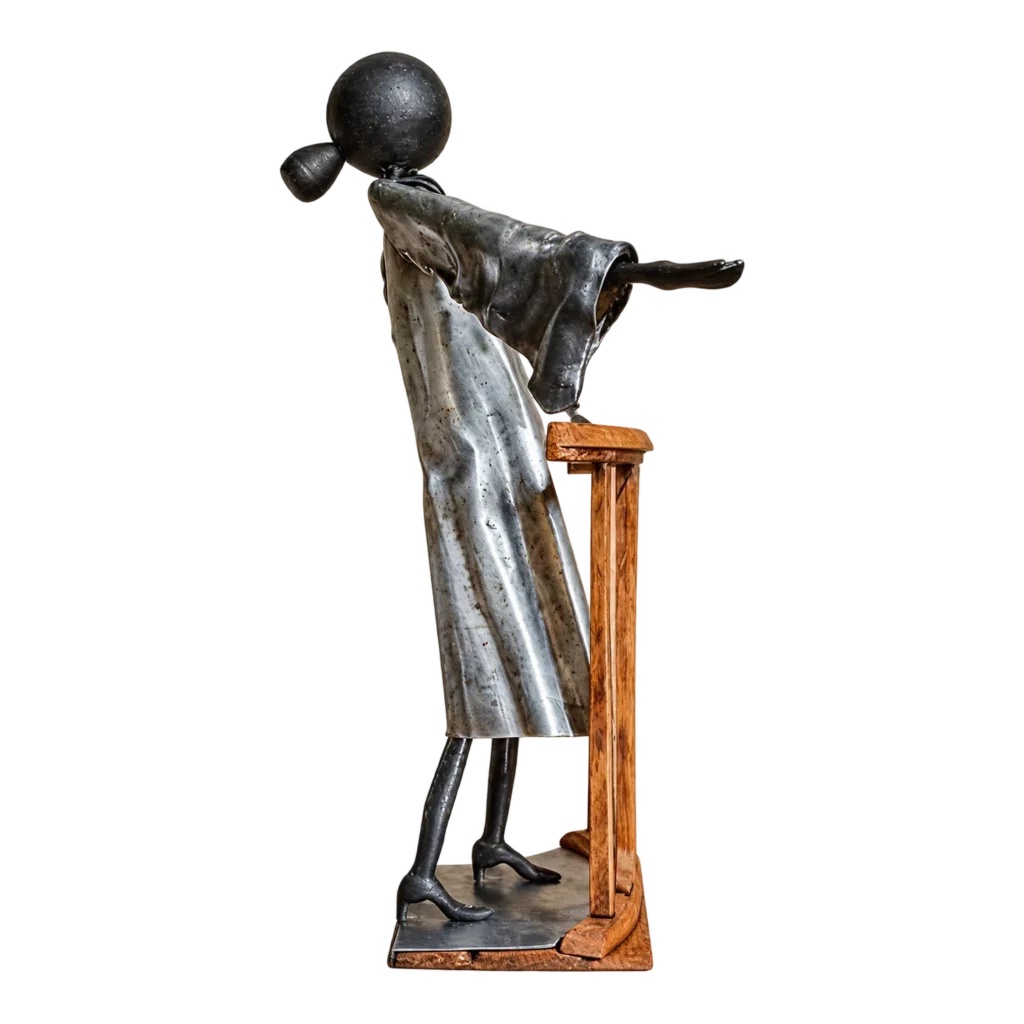 Sculpture représentant une avocate, réalisée par Bruno Cotton.