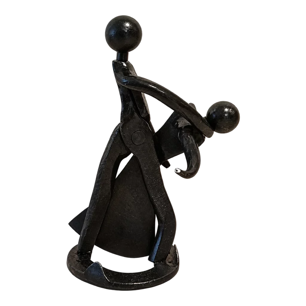 Deux personnages dans une pose de danse, sculpture de Bruno Cotton.