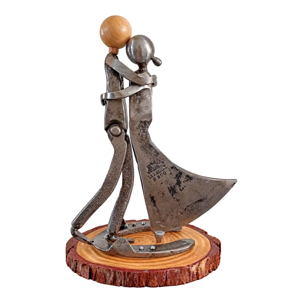 Sculpture de Colombine et Pierrot sur un croissant de lune, réalisée par Bruno Cotton.