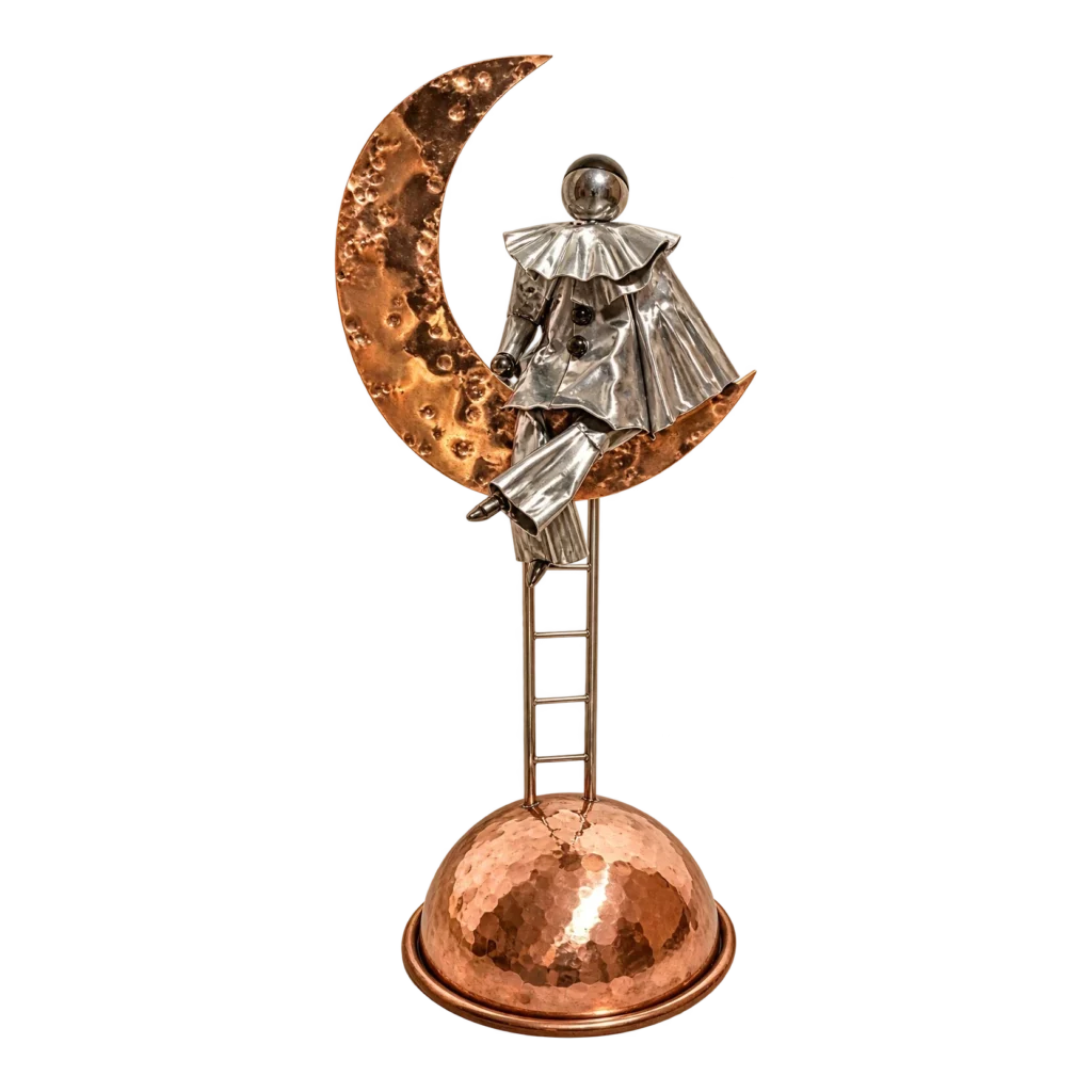 Pierrot sculpté sur une lune, œuvre en métal de Bruno Cotton.