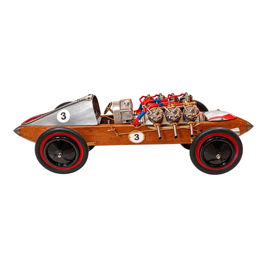 Voiture ancienne en métal avec quatre roues, sculpture de Bruno Cotton.