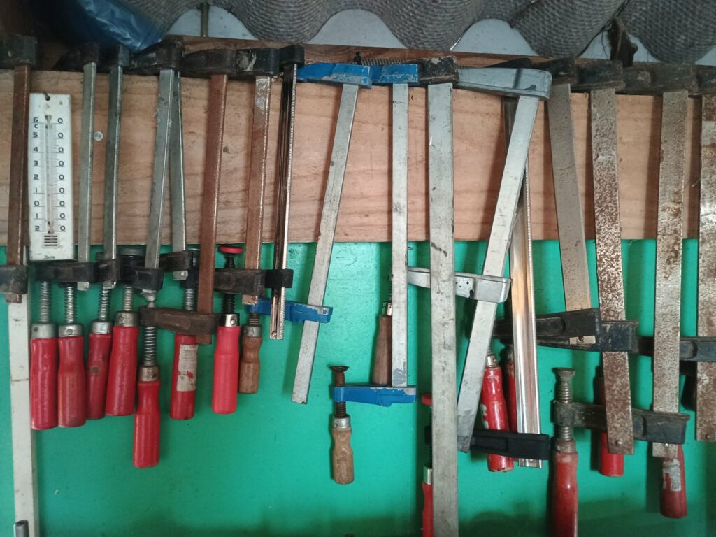 Outils de façonnage alignés dans l’atelier de sculpture métal