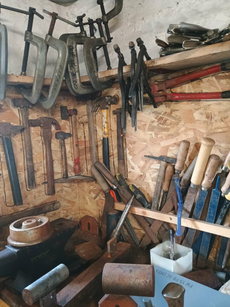 Outils manuels anciens rangés dans l’atelier de sculpture métal