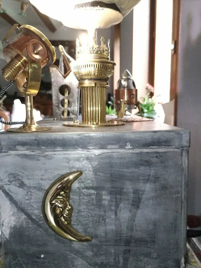 Détails du socle et des pièces décoratives de la sculpture De la Terre à la Lune