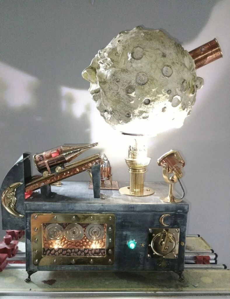 Autre vue de la sculpture De la Terre à la Lune, hommage à Georges Méliès
