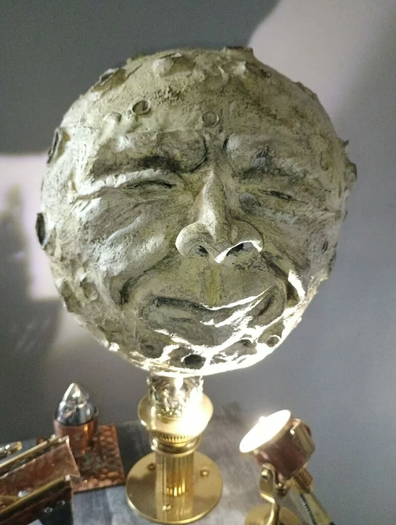Visage sculpté de la Lune dans l’œuvre De la Terre à la Lune, hommage à Georges Méliès